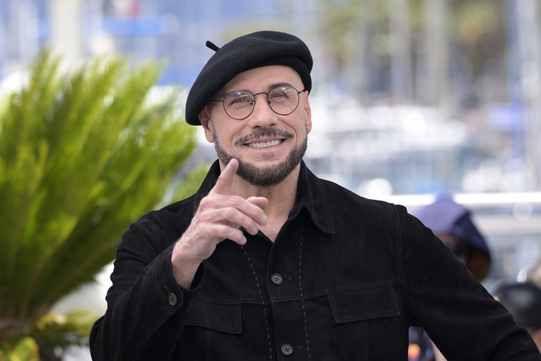 Travolta ma is figyelmet kelt megjelenésével és stílusával