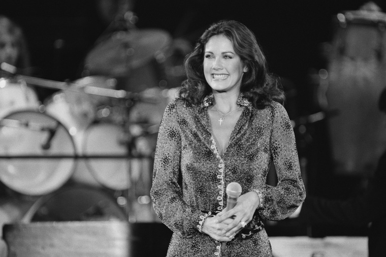 Lynda CarterJóval azelőtt, hogy Gal Gadot kezébe vette volna az arany lasszót, Lynda Carter formálta meg Wonder Womant az ABC Wonder Woman, majd annak CBS-en folytatódó The New Adventures of Wonder Woman című sorozataiban a hetvenes évek közepén és végén.