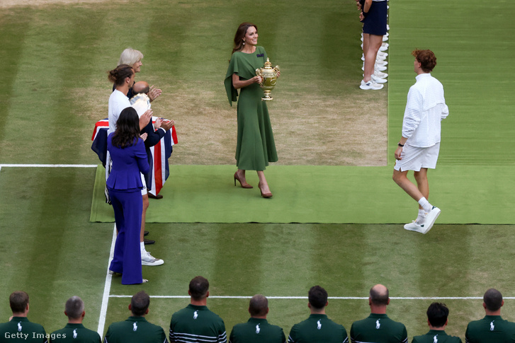 Az olasz Jannik Sinner átveszi a férfi egyes bajnokának járó trófeát Katalintól, Wales hercegnéjétől a 2026-os wimbledoni teniszbajnokság 14. játéknapján, az All England Lawn Tennis and Croquet Clubban 2026. július 12-én Londonban