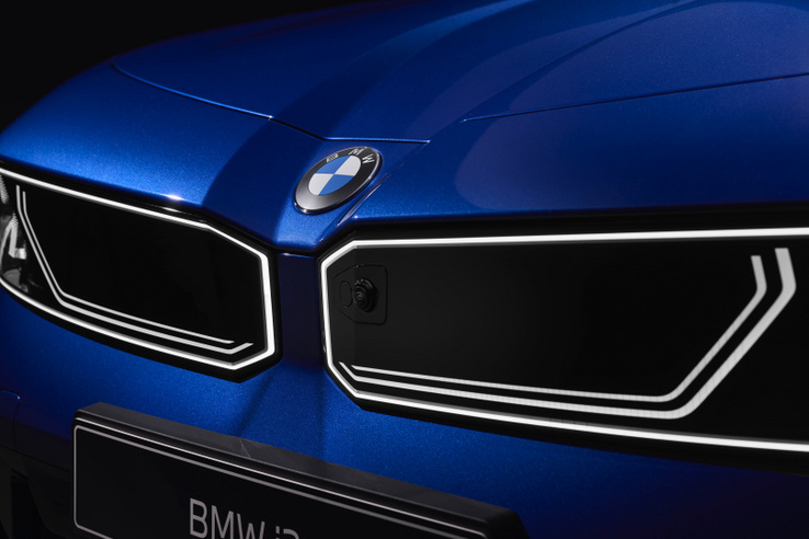 Kiszivárogtak az első képek a BMW új villanykombijáról
