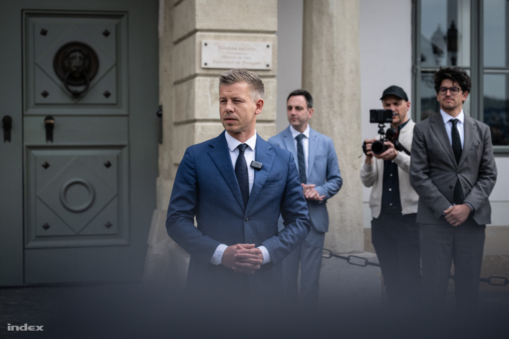 Magyar Péter megérkezik a Sándor-palotába 2026. április 15-én