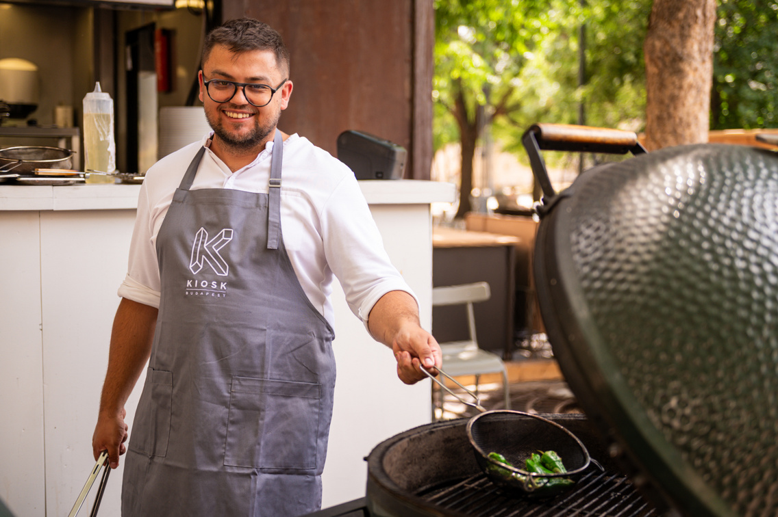 Balogh Péter head chef a grill mögött