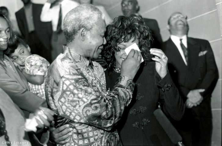 Nelson Mandela dél-afrikai elnök letörli a könnyeket a mélyen meghatódott Whitney Houston arcáról, amikor az énekesnő találkozik vele a pretoriai Union Buildings lépcsőjén 2009-ben