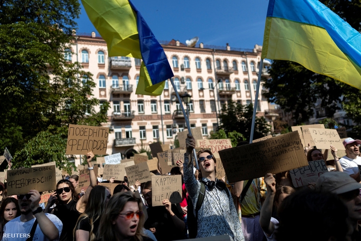 Tüntetők tiltakoznak Kijevben Volodimir Zelenszkij ukrán elnök döntése ellen, amely szerint leváltja Mihajlo Fedorov védelmi minisztert, 2026. július 16-án