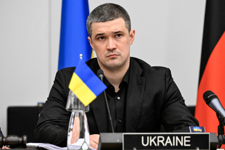 Mihajlo Fedorov ukrán védelmi miniszter sajtótájékoztatót tart a NATO védelmi minisztereinek brüsszeli tanácskozásán, 2026. február 12-én