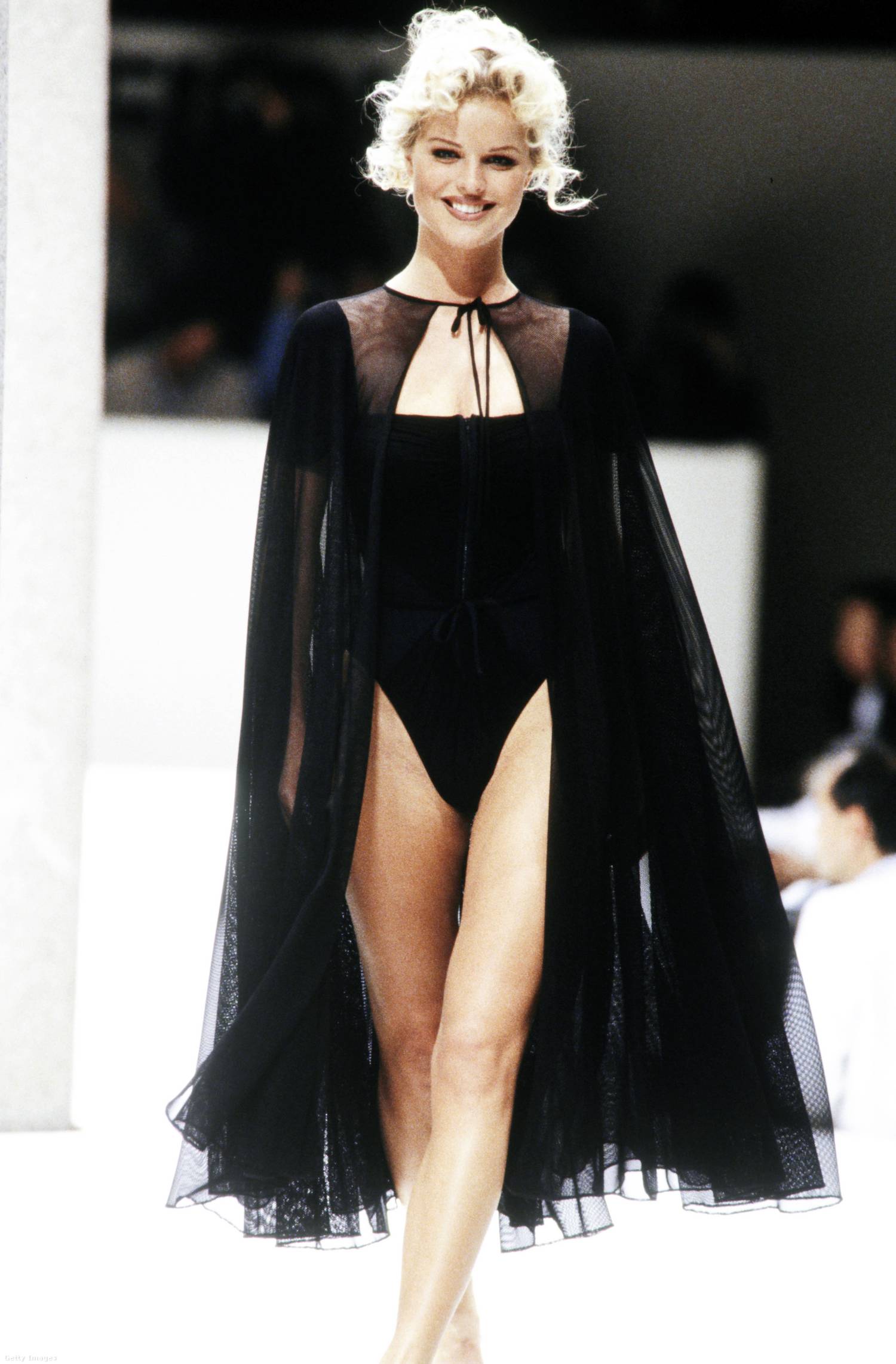 Eva Herzigová 1992-ben a Fendi tavaszi kollekciójának divatbemutatóján.