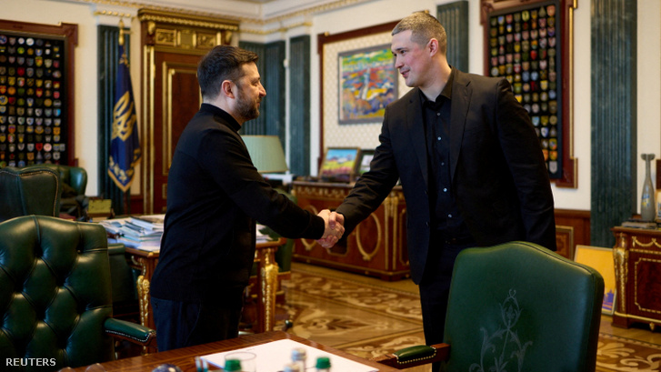 Volodimir Zelenszkij ukrán elnök és a frissen kinevezett Mihajlo Fedorov védelmi miniszter kezet fog a találkozójuk előtt az Ukrajna elleni orosz támadás közepette Kijevben, Ukrajnában, 2026. január 14-én