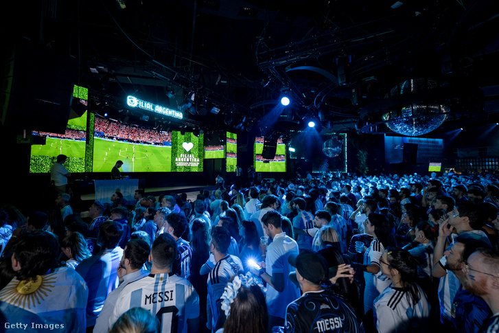 Az argentin válogatott szurkolói a 2026-os világbajnokság Argentína és Anglia közötti elődöntője alatt Madridban, Spanyolországban, 2026. július 15-én