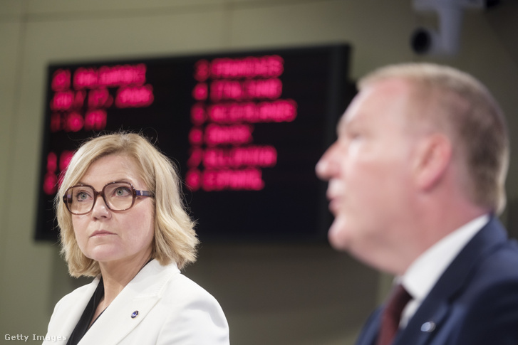 Henna Virkkunen, az Európai Bizottság technológiai szuverenitásért, biztonságért és demokráciáért felelős biztosa (balra), valamint Michael McGrath, az Európai Bizottság demokráciáért, igazságügyért, jogállamiságért és fogyasztóvédelemért felelős biztosa (jobbra) a sajtónak nyilatkozik a Berlaymont épületben 2026. július 17-én