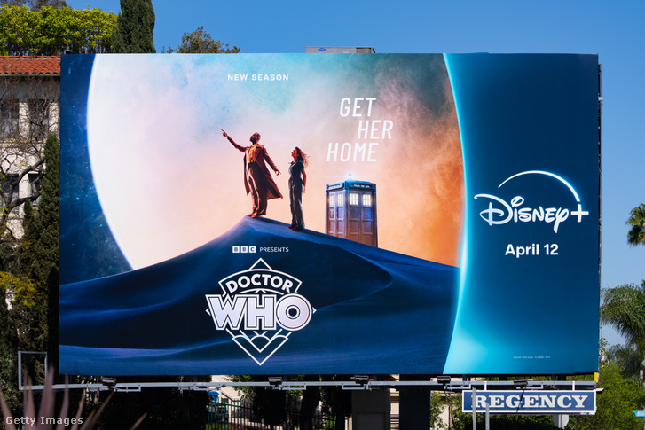 Óriásplakát, amely a BBC „Doctor Who” című sorozatát népszerűsíti a Disney+ streamingplatformon 2025. április 9-én