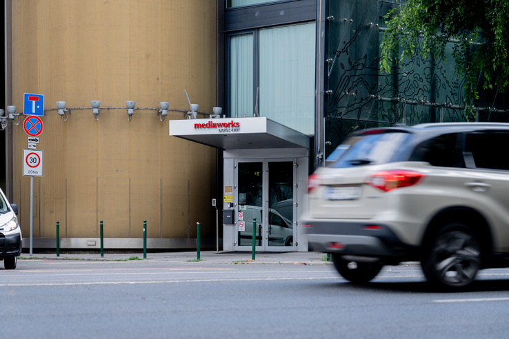 Több mint 100 millió forintos kártérítést kap a meleg házaspár, miután a Mediaworks lejárató kampányt indított