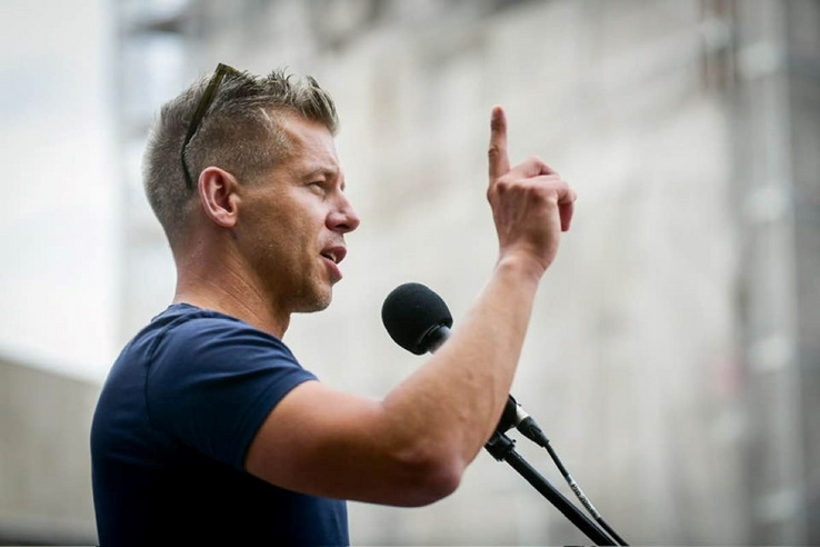 Bezárják a milliárdosok Orbán-féle kiskapuját: adóváltozásokat jelentett be Magyar Péter