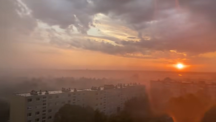 Videón, ahogy naplementekor lecsap a légzuhatag