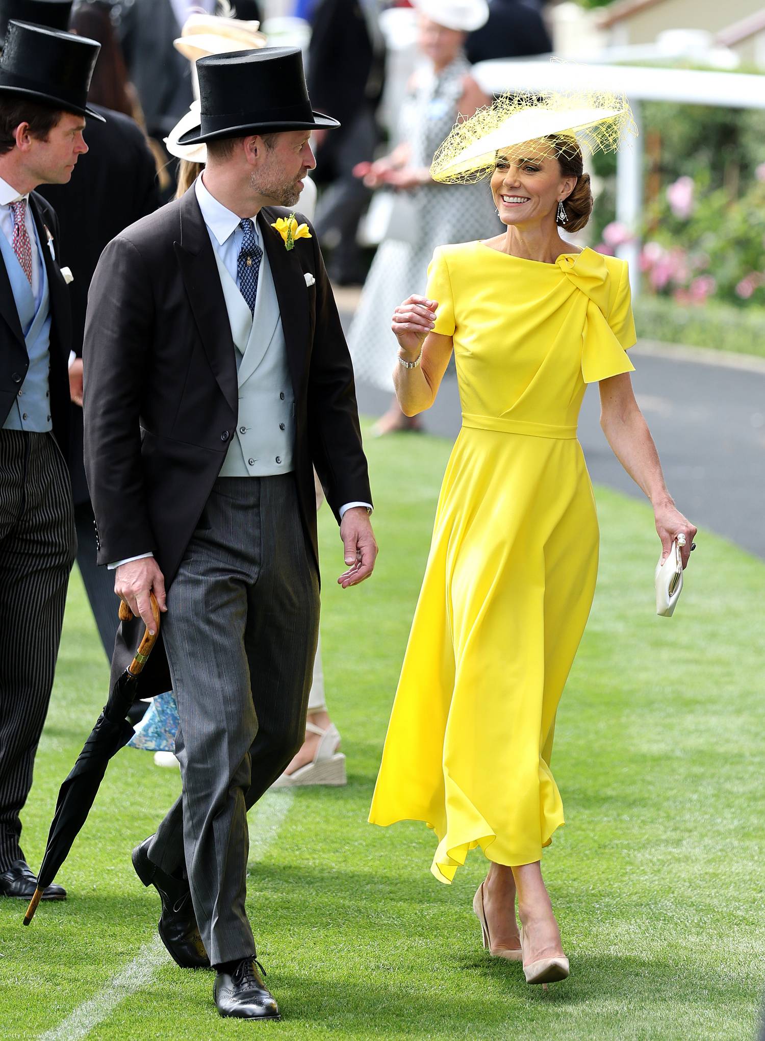 Katalin hercegné nem csak napsárga ruhájával, hanem felhőtlen jókedvével is elbűvölt mindenkit a 2026-os Royal Ascot lóversenyfesztiválon. A Roksanda élénk színű, vidám nyári ruháját nem először viselte nyilvános eseményen. Ezúttal egy csodás kalappal egészítette ki a finom anyagredőkkel díszített letisztult fazont, amely szolidan kiemelte karcsú alakját.