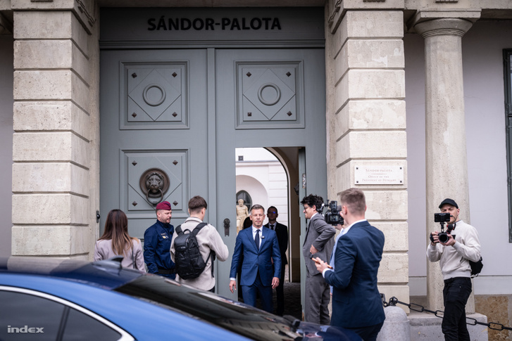 Magyar Péter megérkezik a Sándor-palotába 2026. április 15-én