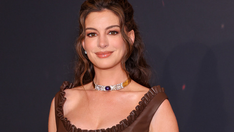 Anne Hathaway csodás ruhában mutatta meg gömbölyödő pocakját