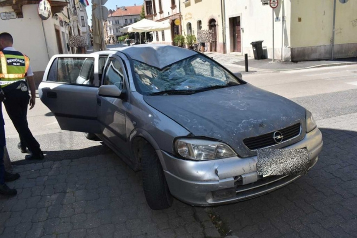 Győrben, a Szent István út és Gárdonyi utca kereszteződésében egy gépjármű kerékpárost gázolt el július 18-án 10 óra körül