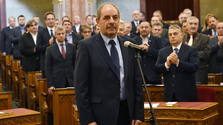 Vége Sulyok Tamás pályájának, képeken a&nbsp;legfontosabb állomások