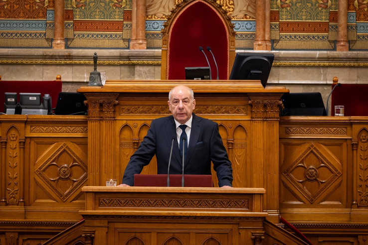Egy ország figyelt feszülten, Sulyok Tamás végül aláírta az alaptörvény-módosítást