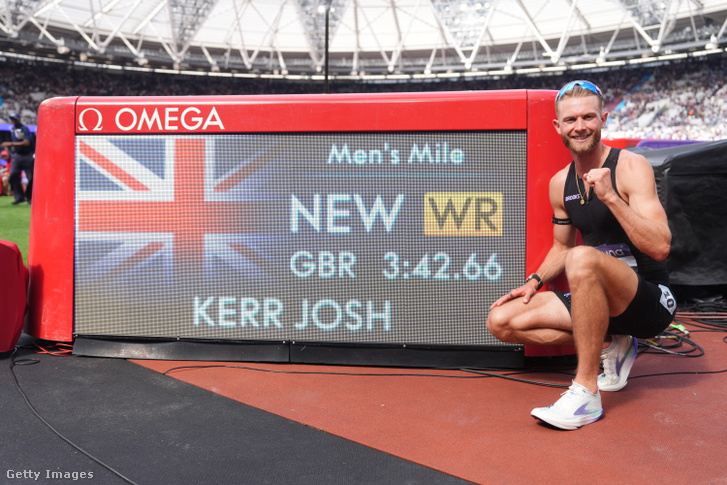 A brit Josh Kerr ünnepli győzelmét és a világrekord megdöntését 2026. július 18-án