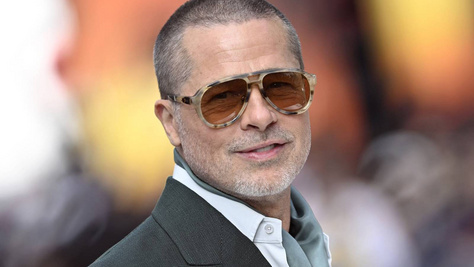 Brad Pitt 30 évvel fiatalabb párja átlátszó csipkeruhában