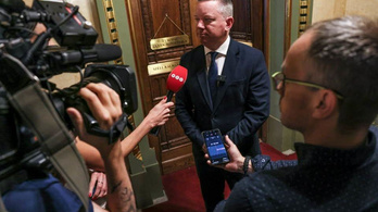 Ruhaárusként vádolják a belügyminisztert, pedig megüzente: előbb a bérrendezés jön
