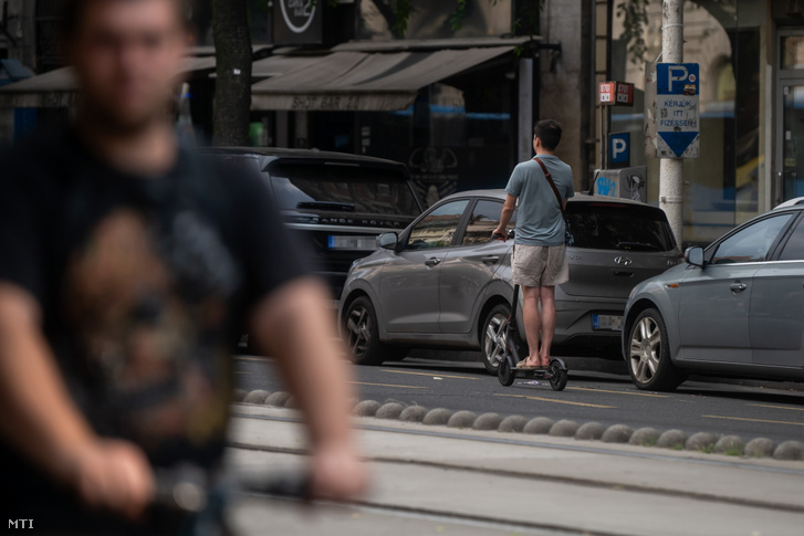Illusztrációnkon egy férfi elektromos rollerrel közlekedik Budapesten
