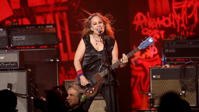 Agydaganatban halt meg a híres rockzenész, Jennifer Finch