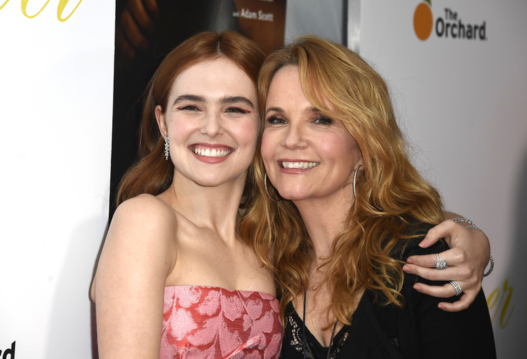 Zoey Deutch édesanyja Lea ThompsonZoey Deutch színésznő Lea Thompson lánya, akit legtöbben a Vissza a jövőbe-filmek Lorraine McFlyjaként ismernek