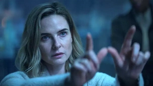 Rebecca Ferguson népszerű sci-fi sorozata egészen új irányt vett, mégsem talál magára