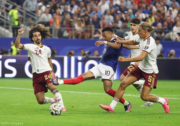 Kylian Mbappé, a francia válogatott játékosa lövést ereszt meg Marc Cucurella, a spanyol válogatott védője mellett a Franciaország–Spanyolország elődöntőn 2026. július 14-én