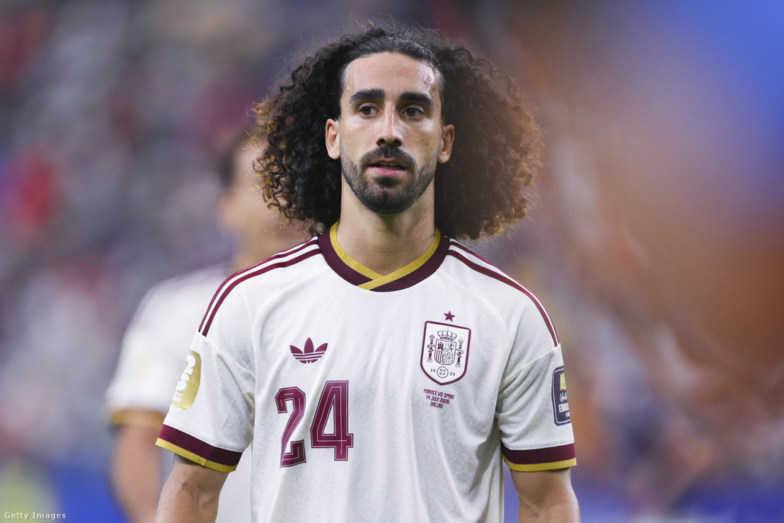 Marc Cucurella, a spanyol válogatott játékosa a Franciaország–Spanyolország elődöntőn a 2026-os labdarúgó-világbajnokságon a texasi Dallas Stadiumban 2026. július 14-én