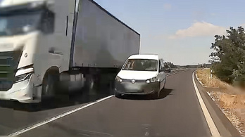 Nettó életveszély a 89-es főúton: záróvonalon előzte a kamiont, jöttek szemből is