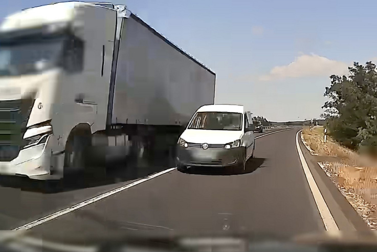 Nettó életveszély a 89-es főúton: záróvonalon előzte a kamiont, jöttek szemből is