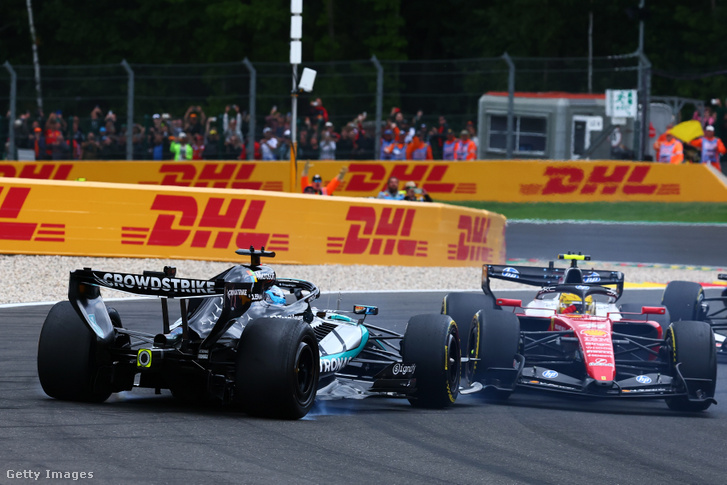 Lewis Hamilton a futam elején kiütötte George Russellt a versenyből