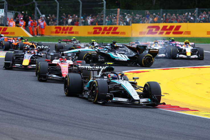 Russellt az első körben kilökték, Antonellit a Ferrari malaca sem állította meg