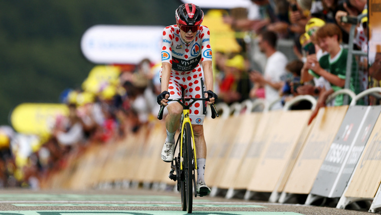 Óriásit bukott a kétszeres Tour de France-győztes, kulcscsonttörést szenvedett, és a mentő vitte el