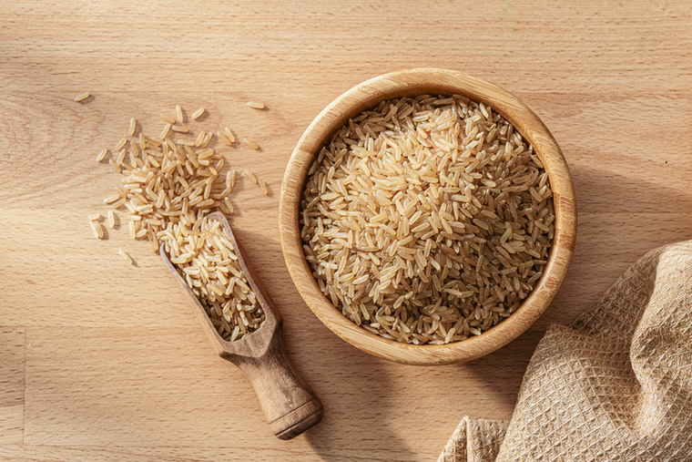 A teljes értékű gabonák is helyet kaphatnakA teljes kiőrlésű kenyér, a zab, a barna rizs, a bulgur és más kevésbé feldolgozott gabonák rostot, vitaminokat és ásványi anyagokat biztosítanak