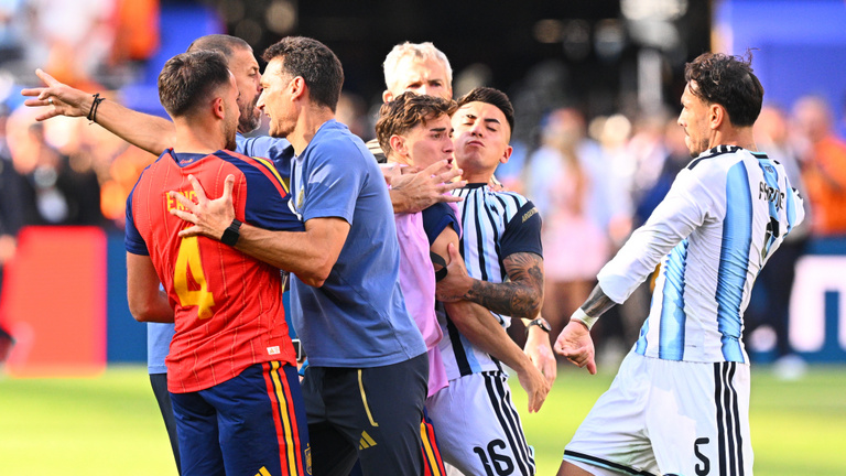 Elszakadt a cérna az argentinoknál, Leandro Paredes meg akarta fojtani Eric Garcíát