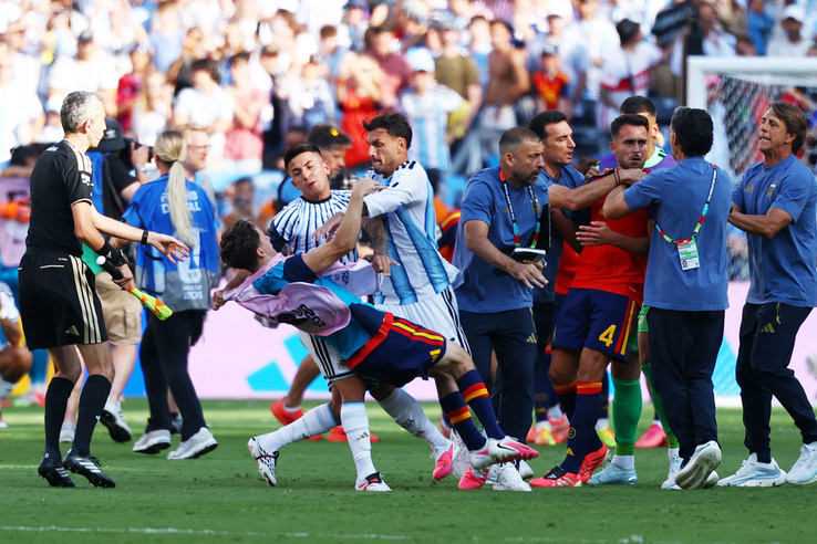 Az argentinoknál elszakadt a cérna, Paredes meg akarta fojtani Eric Garcíát