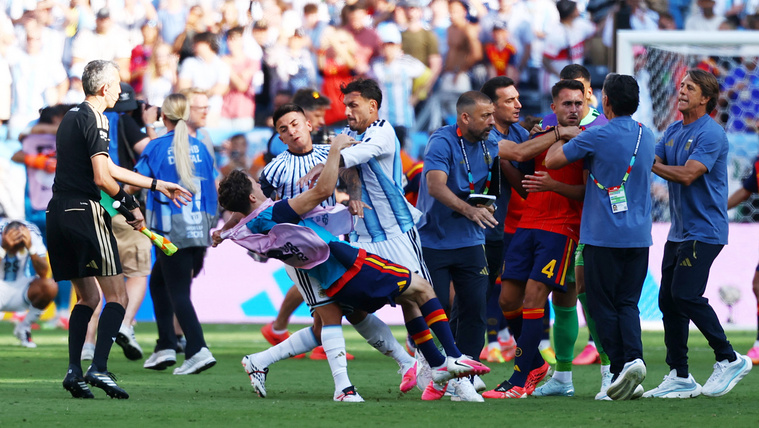 Az argentinoknál elszakadt a cérna: fojtogatás, lökdösődés és még egy piros lap a lefújás után