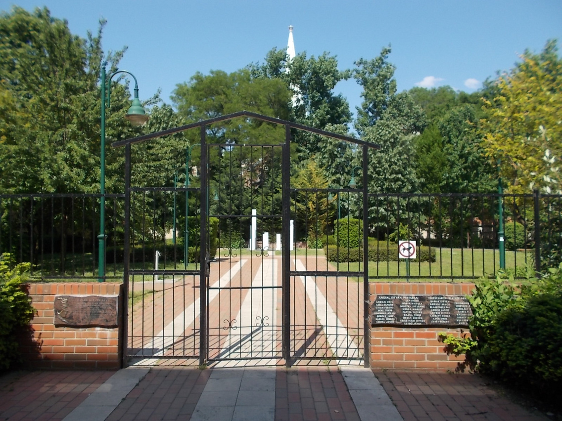 A Salkaházi Sára park kapuja, Ferencváros, 2018