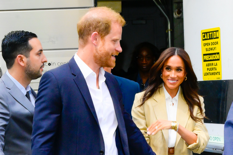 Harry és Meghan visszavonulása&nbsp;Harry herceg és Meghan Markle 2020 januárjában jelentette be, hogy visszalép vezető királyi szerepétől, és pénzügyileg önálló életet szeretne kezdeni
