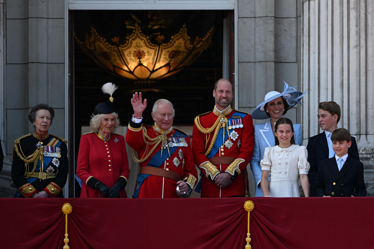 A monarchia eddig minden botrányt túléltA brit királyi család történetét számos válság kísérte, a monarchia azonban egyik után sem omlott össze