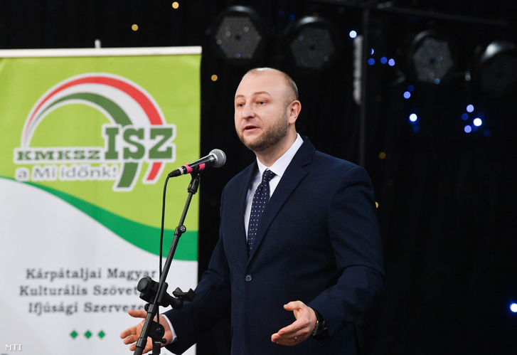 Dobsa István, a Kárpátaljai Magyar Kulturális Szövetség Ifjúsági Szervezetének elnöke beszél 2024. december 7-én