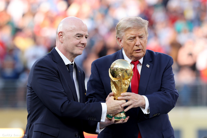 Gianni Infantino és Donald Trump a 2026-os FIFA-világbajnokság döntőjét követő díjátadón 2026. június 19-én