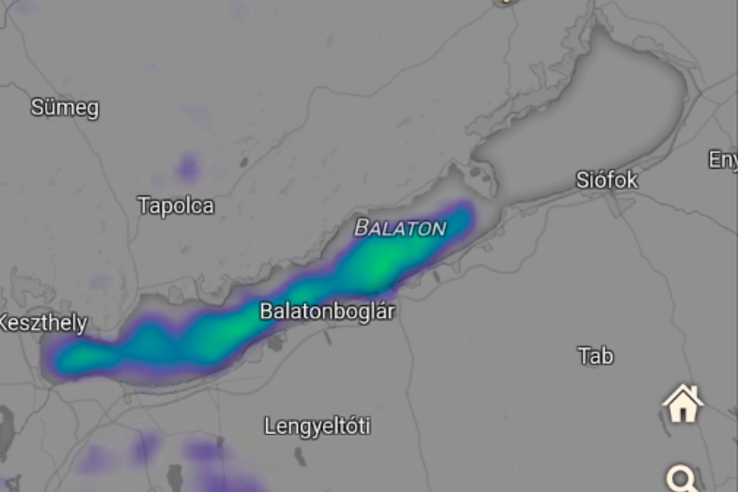Szokatlan jelenség a Balatonon: a tömeges árvaszúnyograjzás bejelzett a radaron is