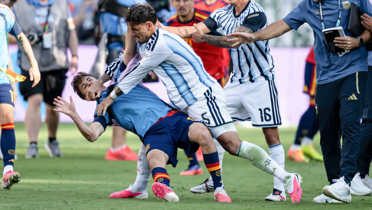Nem úszták meg a meccs utáni tahó viselkedést az argentinok: a válogatott több tagja ellen is fegyelmi eljárást indított a FIFA