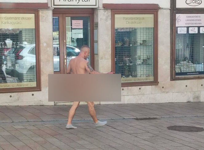 Meztelenül sétált egy férfi fényes nappal Pécs belvárosában, rendőrök avatkoztak be