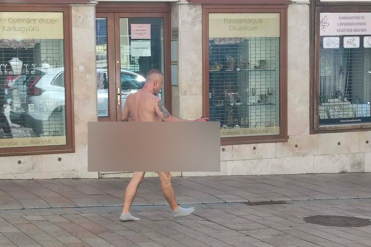 Meztelenül sétált egy férfi fényes nappal Pécs belvárosában, rendőrök avatkoztak be